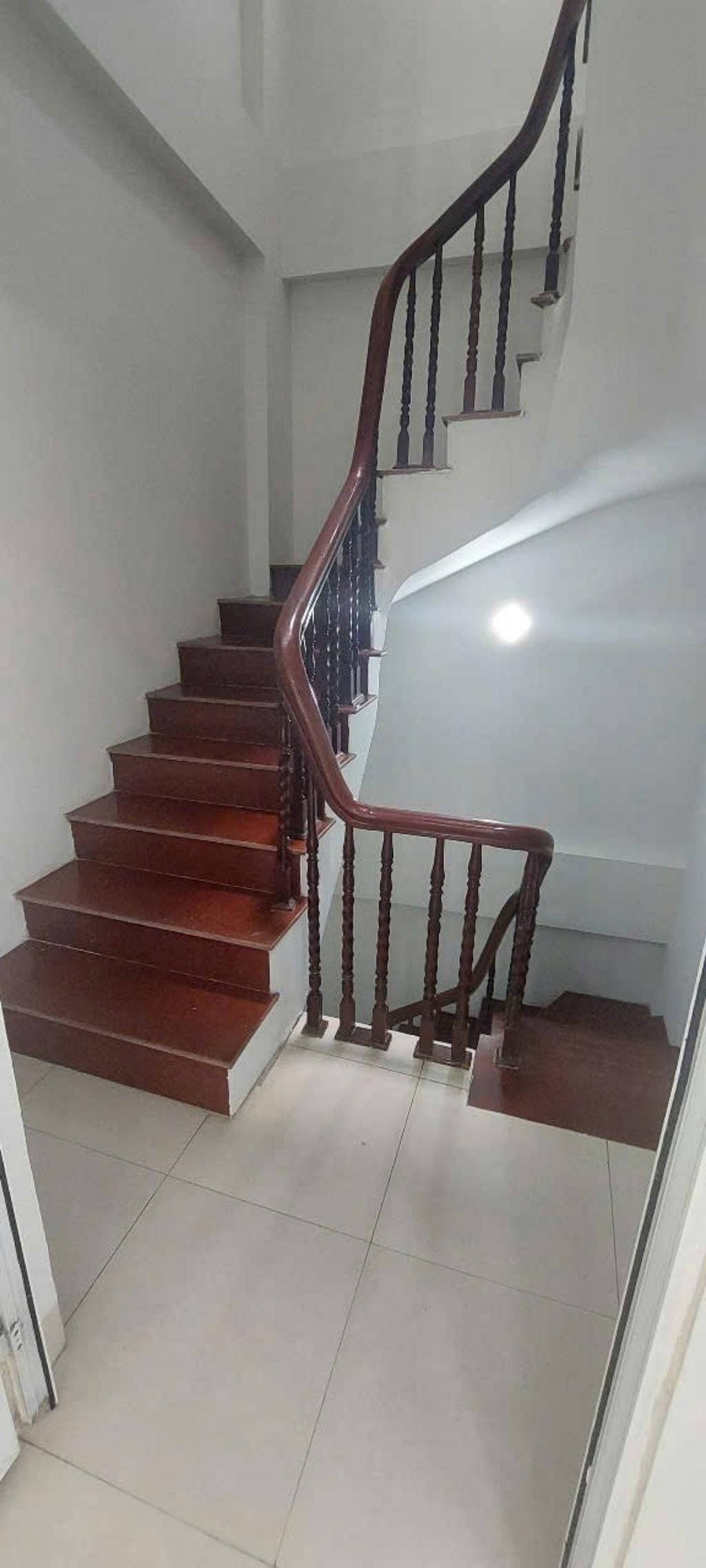 BÁN GẤP NHÀ PHỐ 6 TẦNG Ô TÔ ĐỖ CỬA – KINH DOANH ĐỈNH - NGAY SÁT ĐẠI LỘ THĂNG LONG